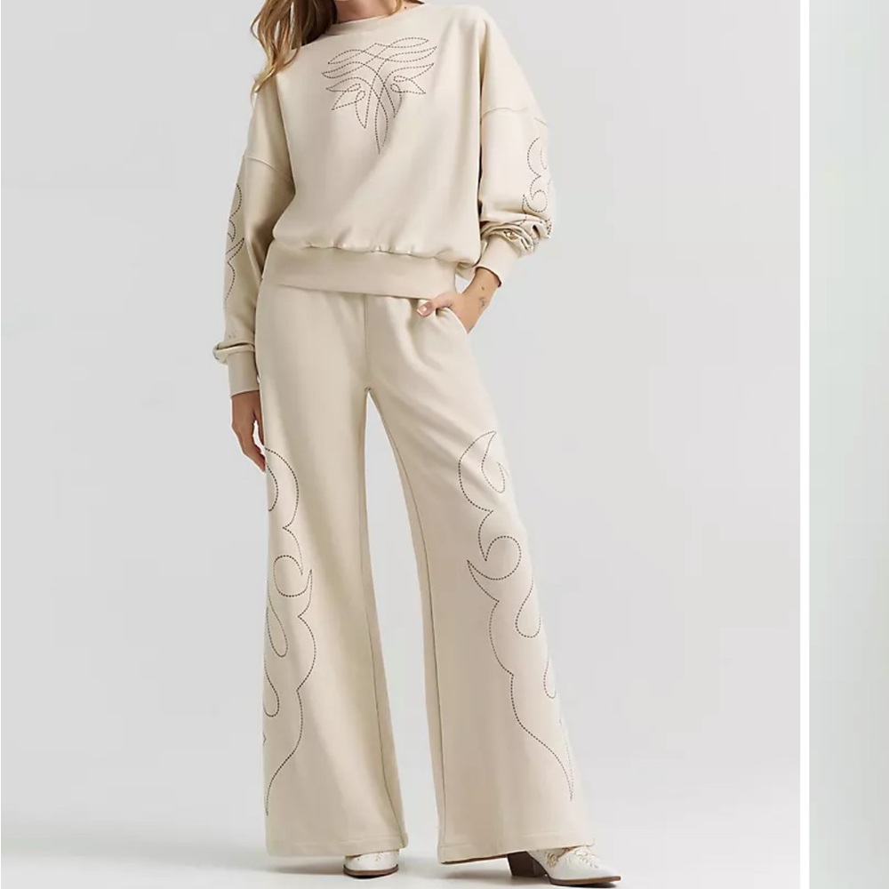LAINEY WILSON X WRANGLER COWBOY SWEATSHIRT & SWEATPANTS SET